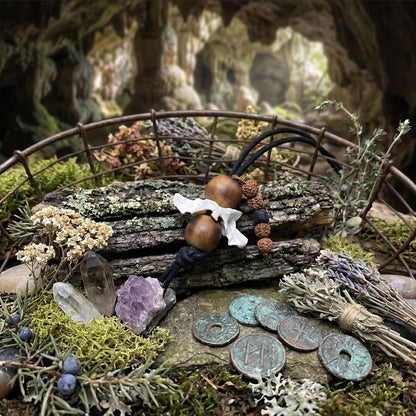 Spezialkollektion - Schamanisches Amulett mit Wirbelknochen, Bodhiperlen & Holz – Dein natürlicher Kraftanhänger - Art.Nr.: AMU022