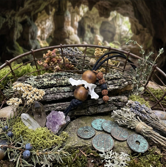 Spezialkollektion - Schamanisches Amulett mit Wirbelknochen, Bodhiperlen & Holz – Dein natürlicher Kraftanhänger - Art.Nr.: AMU022