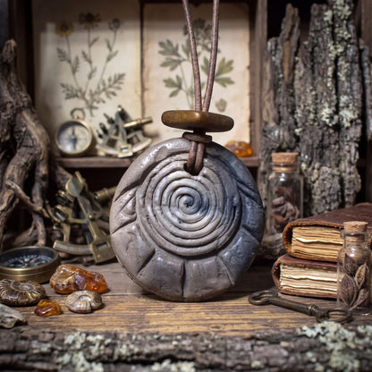 Sonnenspirale Amulett aus Ton – verstellbares Lederband mit Holzperle