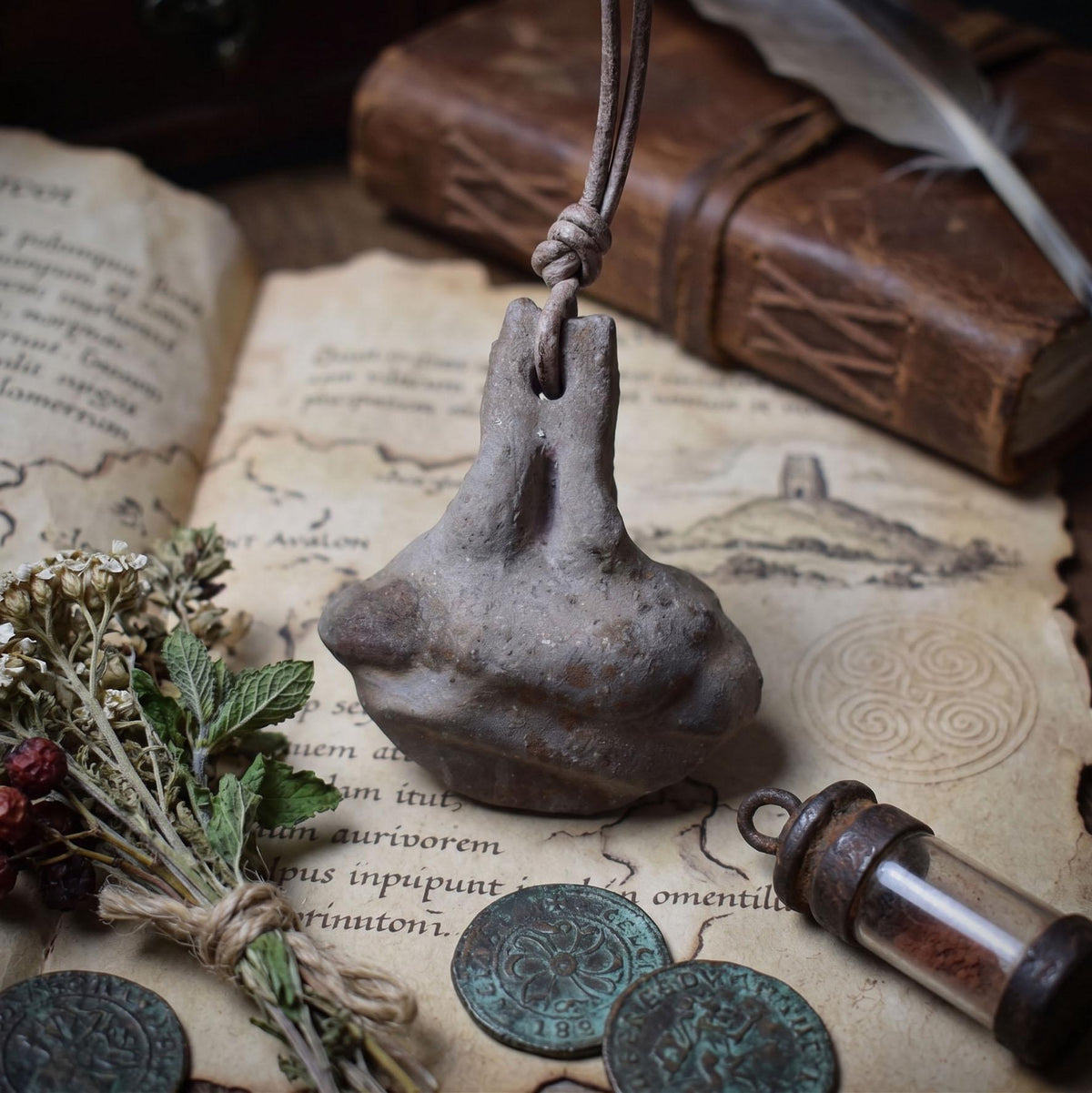 Einzigartiger Glücksbringer Talisman aus Rauchbrand-Ton – Handgefertigtes Amulett aus der mystischen Welt von Avalon