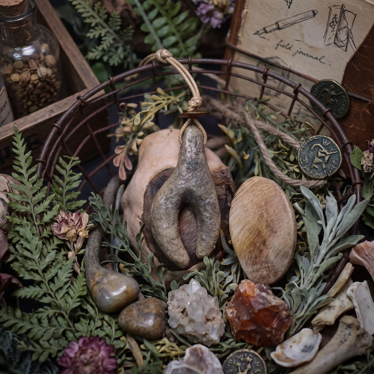 Handgefertigtes Amulett - stilisierte Göttin - Rauchbrandkunst in Ton – Ein rustikales Geschenk der prähistorischen Kunst Art.Nr.: AMU005