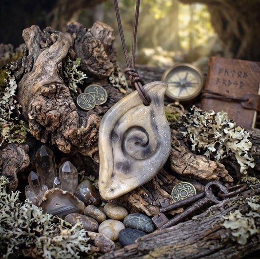 Amulett Auge mit Lebensspirale aus Rauchbrandton, Archaischer Schmuck an Lederband, Spiritueller Talisman, Handgefertigtes Unikat 27g