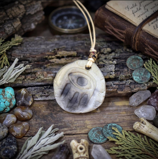 Amulett Hand der Fatima aus Rauchbrandton, Hamsa Schutzsymbol handgefertigt, Spiritueller Schmuck an Baumwollband, Unikat 16g
