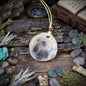 Amulett Hand der Fatima aus Rauchbrandton, Hamsa Schutzsymbol handgefertigt, Spiritueller Schmuck an Baumwollband, Unikat 16g