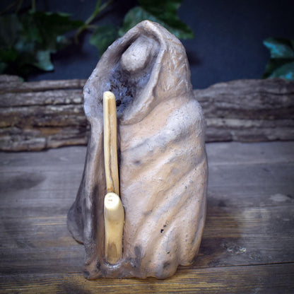 Wintergöttin Skulptur Keramik | Perchta Cailleach Figur mit Umhang & Holzstock | Spirituelle Deko Altar Rauhnächte 1,35kg - SKU302