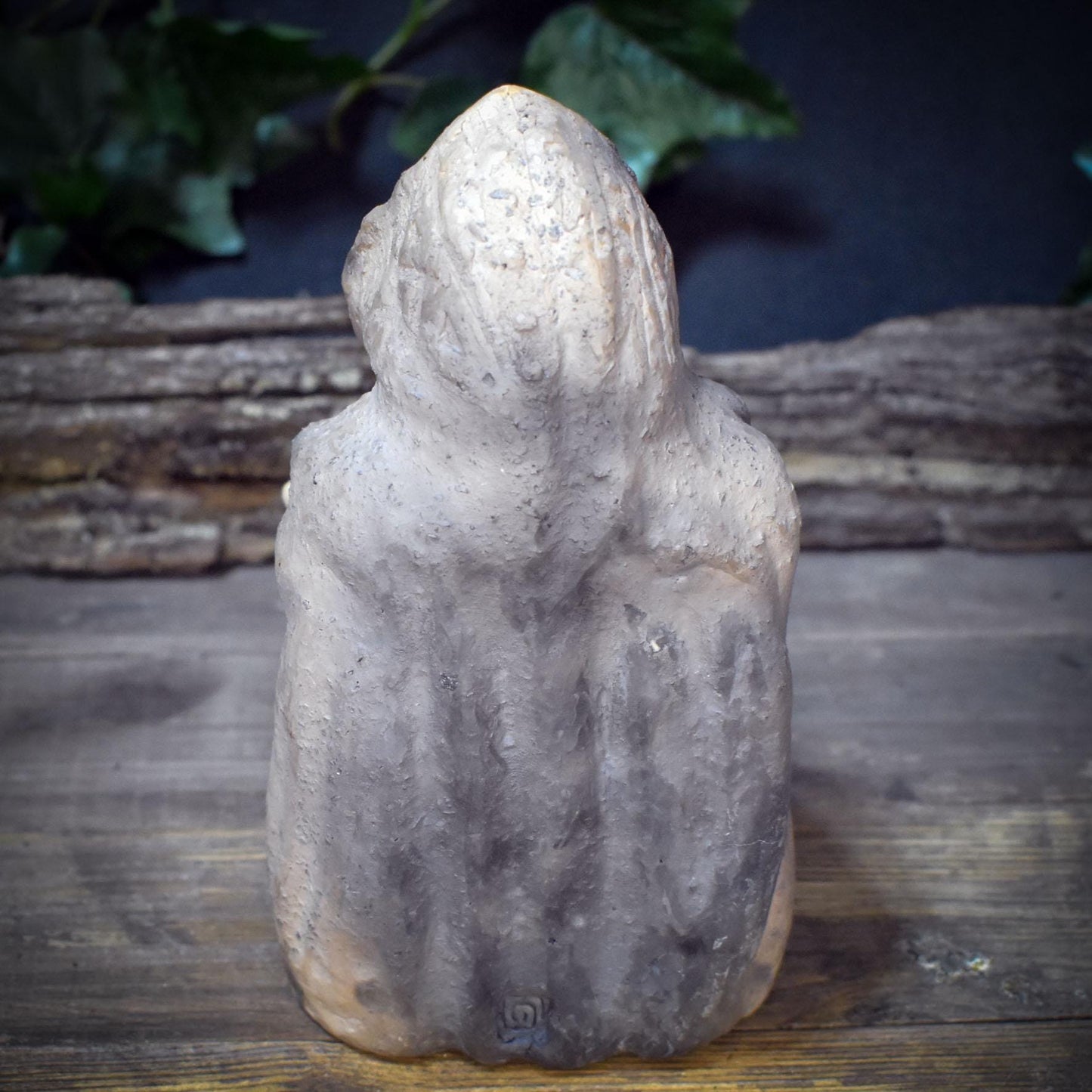 Wintergöttin Skulptur Keramik | Perchta Cailleach Figur mit Umhang & Holzstock | Spirituelle Deko Altar Rauhnächte 1,35kg - SKU302