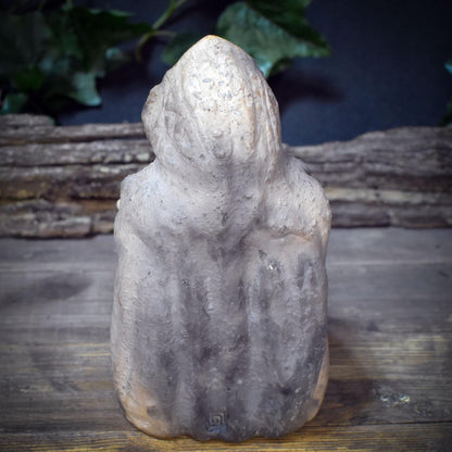Wintergöttin Skulptur Keramik | Perchta Cailleach Figur mit Umhang & Holzstock | Spirituelle Deko Altar Rauhnächte 1,35kg - SKU302