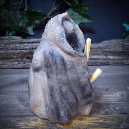 Wintergöttin Skulptur Keramik | Perchta Cailleach Figur mit Umhang & Holzstock | Spirituelle Deko Altar Rauhnächte 1,35kg - SKU302