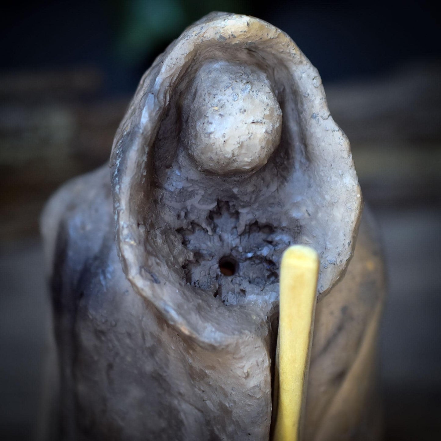Wintergöttin Skulptur Keramik | Perchta Cailleach Figur mit Umhang & Holzstock | Spirituelle Deko Altar Rauhnächte 1,35kg - SKU302