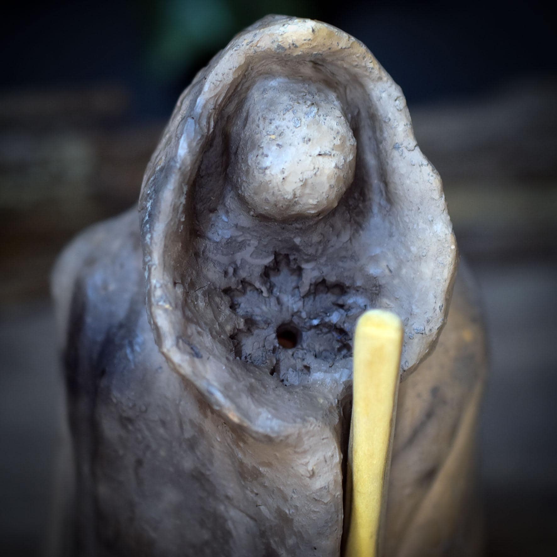 Wintergöttin Skulptur Keramik | Perchta Cailleach Figur mit Umhang & Holzstock | Spirituelle Deko Altar Rauhnächte 1,35kg - SKU302