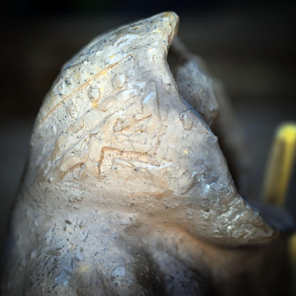 Wintergöttin Skulptur Keramik | Perchta Cailleach Figur mit Umhang & Holzstock | Spirituelle Deko Altar Rauhnächte 1,35kg - SKU302
