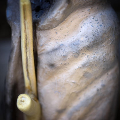 Wintergöttin Skulptur Keramik | Perchta Cailleach Figur mit Umhang & Holzstock | Spirituelle Deko Altar Rauhnächte 1,35kg - SKU302