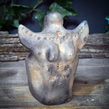 Wintergöttin Skulptur Keramik | Perchta Cailleach Figur | Spirituelle Deko & Altar Figur Rauhnächte Yule Handgefertigt 1,35kg - SKU303