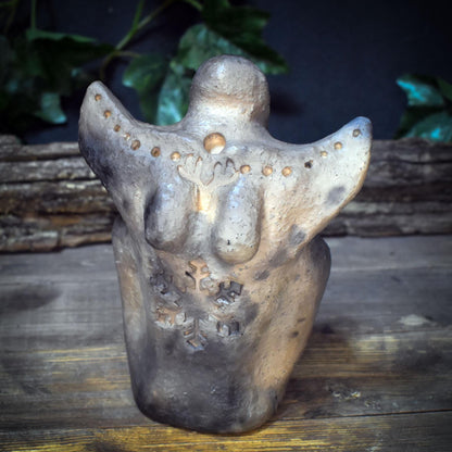 Wintergöttin Skulptur Keramik | Perchta Cailleach Figur | Spirituelle Deko & Altar Figur Rauhnächte Yule Handgefertigt 1,35kg - SKU303