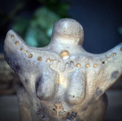 Wintergöttin Skulptur Keramik | Perchta Cailleach Figur | Spirituelle Deko & Altar Figur Rauhnächte Yule Handgefertigt 1,35kg - SKU303
