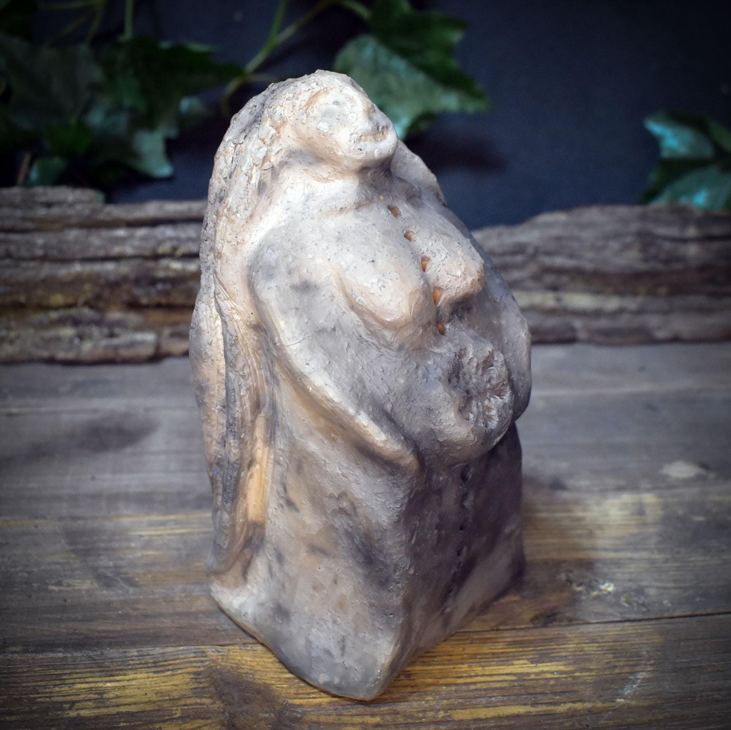 Schamanin Skulptur Keramik | Wintergöttin Figur mit Schneeflocke & langen Haaren | Spirituelle Deko Altar Rauhnächte 1,35kg - SKU304