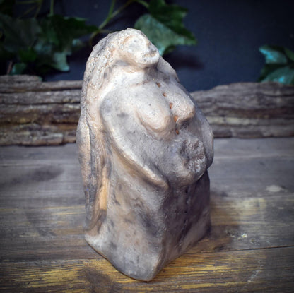Schamanin Skulptur Keramik | Wintergöttin Figur mit Schneeflocke & langen Haaren | Spirituelle Deko Altar Rauhnächte 1,35kg - SKU304