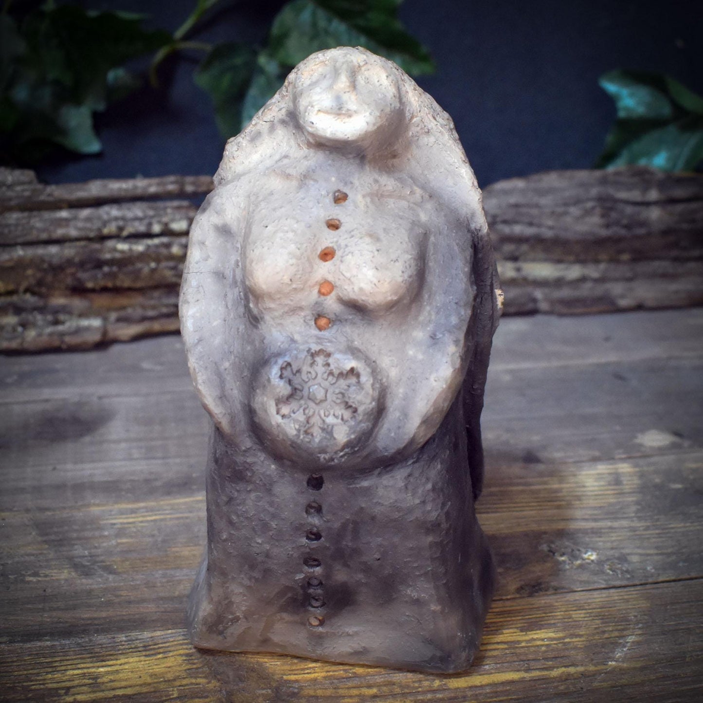 Schamanin Skulptur Keramik | Wintergöttin Figur mit Schneeflocke & langen Haaren | Spirituelle Deko Altar Rauhnächte 1,35kg - SKU304