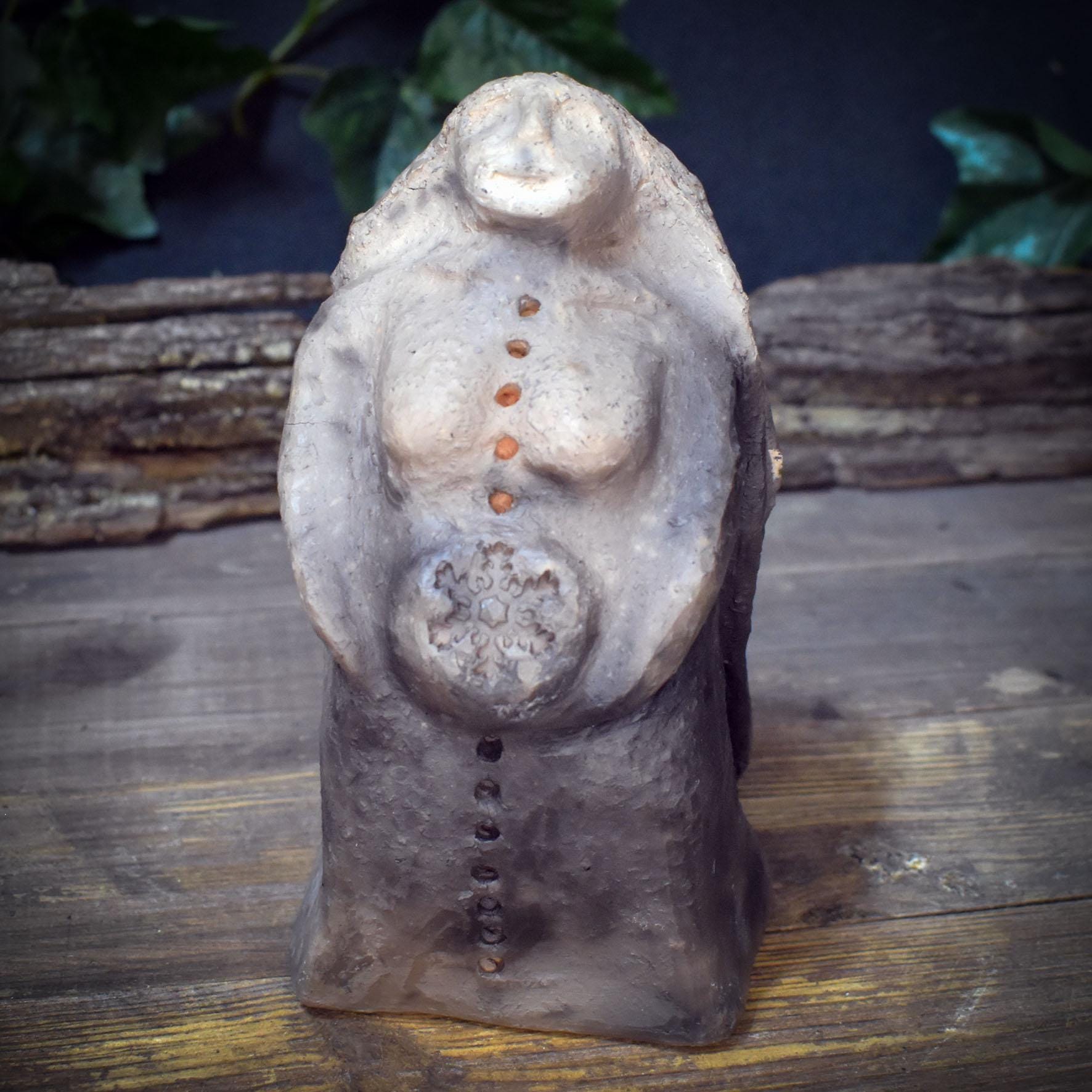 Schamanin Skulptur Keramik | Wintergöttin Figur mit Schneeflocke & langen Haaren | Spirituelle Deko Altar Rauhnächte 1,35kg - SKU304
