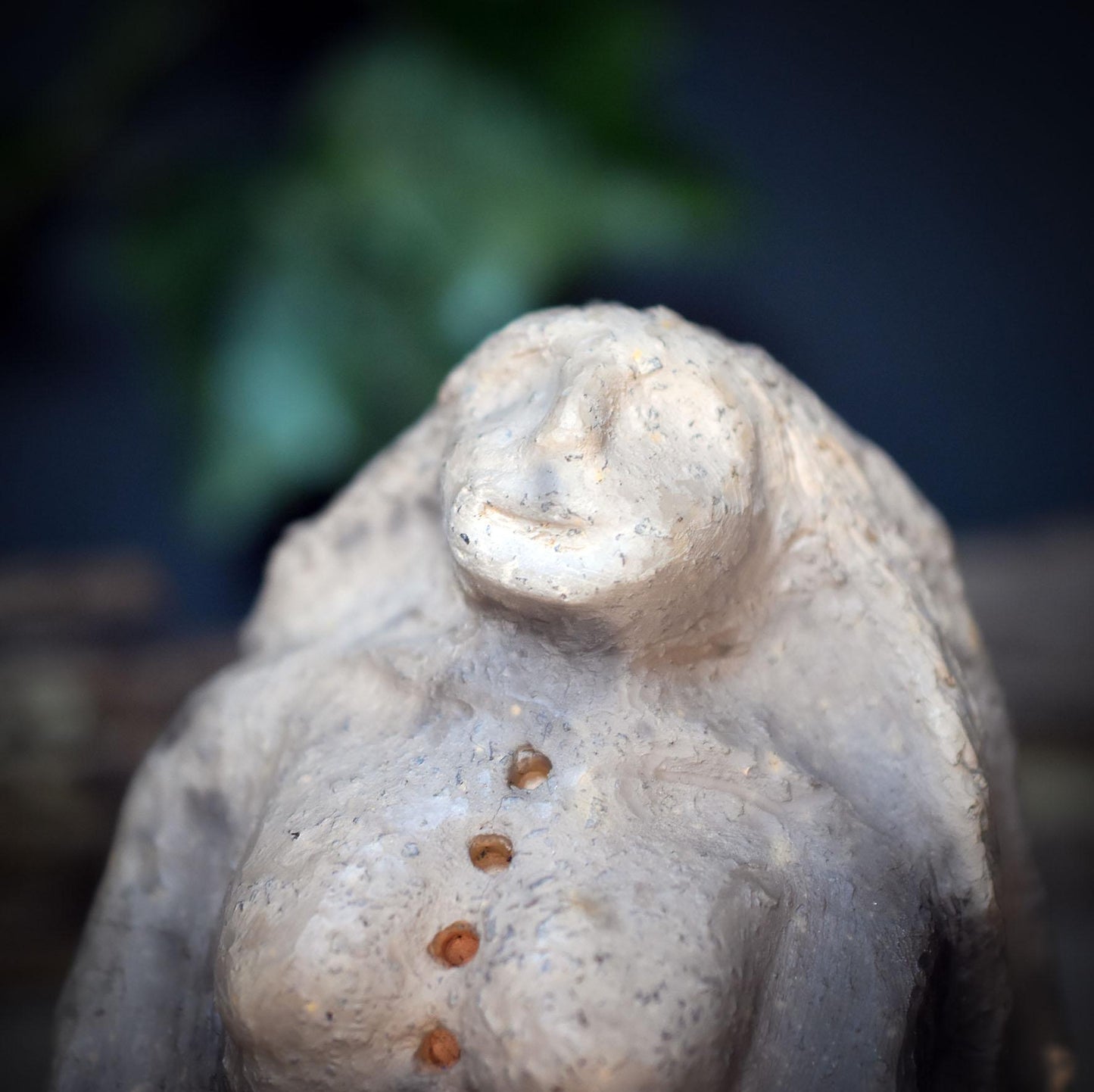 Schamanin Skulptur Keramik | Wintergöttin Figur mit Schneeflocke & langen Haaren | Spirituelle Deko Altar Rauhnächte 1,35kg - SKU304