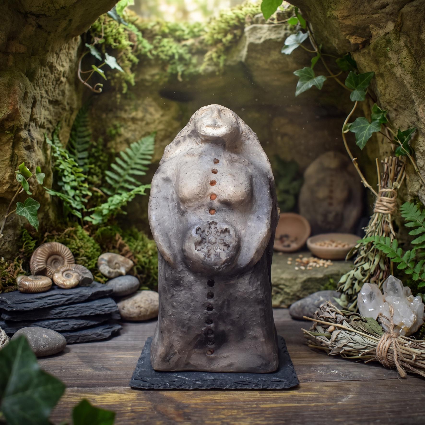 Schamanin Skulptur Keramik | Wintergöttin Figur mit Schneeflocke & langen Haaren | Spirituelle Deko Altar Rauhnächte 1,35kg - SKU304