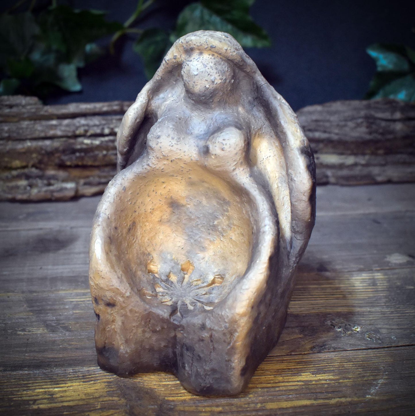 Wintergöttin Skulptur Keramik | Sitzende Göttin mit Gabenschale & Schneeflocke | Spirituelle Deko Altar Rauhnächte 1,25kg SKU305