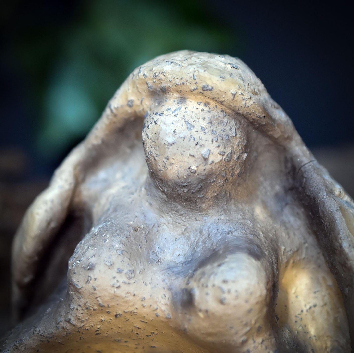 Wintergöttin Skulptur Keramik | Sitzende Göttin mit Gabenschale & Schneeflocke | Spirituelle Deko Altar Rauhnächte 1,25kg SKU305