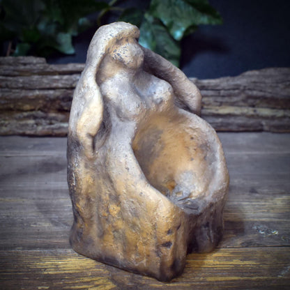 Wintergöttin Skulptur Keramik | Sitzende Göttin mit Gabenschale & Schneeflocke | Spirituelle Deko Altar Rauhnächte 1,25kg SKU305