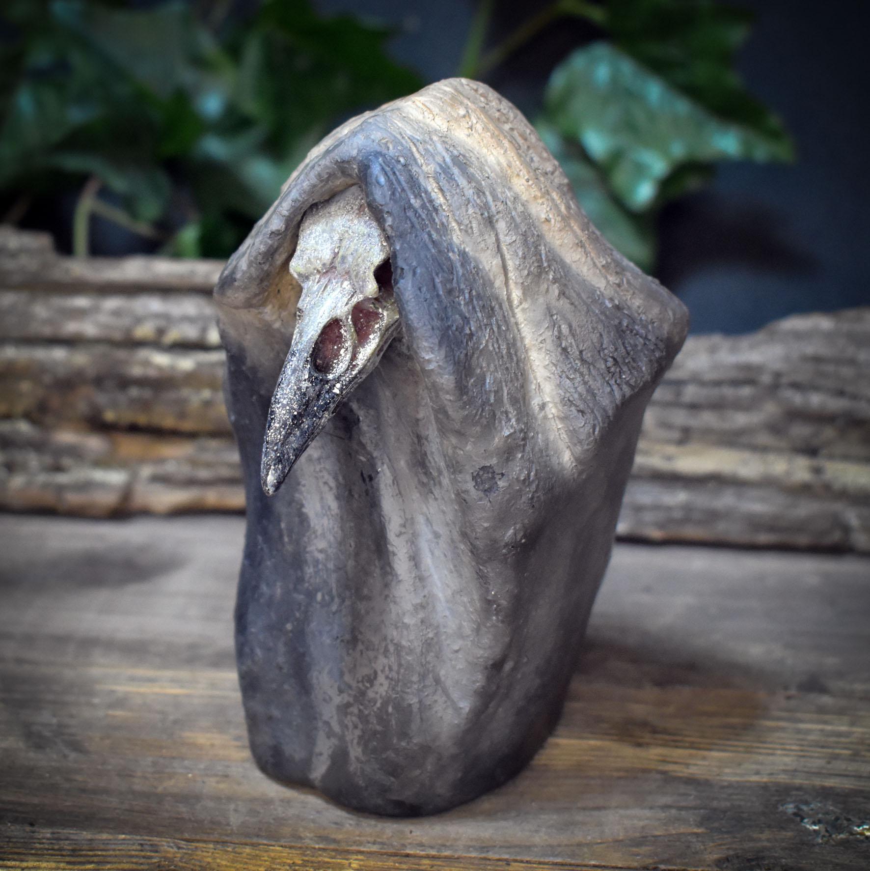 Rabe Skulptur Keramik | Rabenschädel Figur im Umhang | Spirituelle Deko Altar Schamane Odin Morrigan Krafttier 890g SKU306