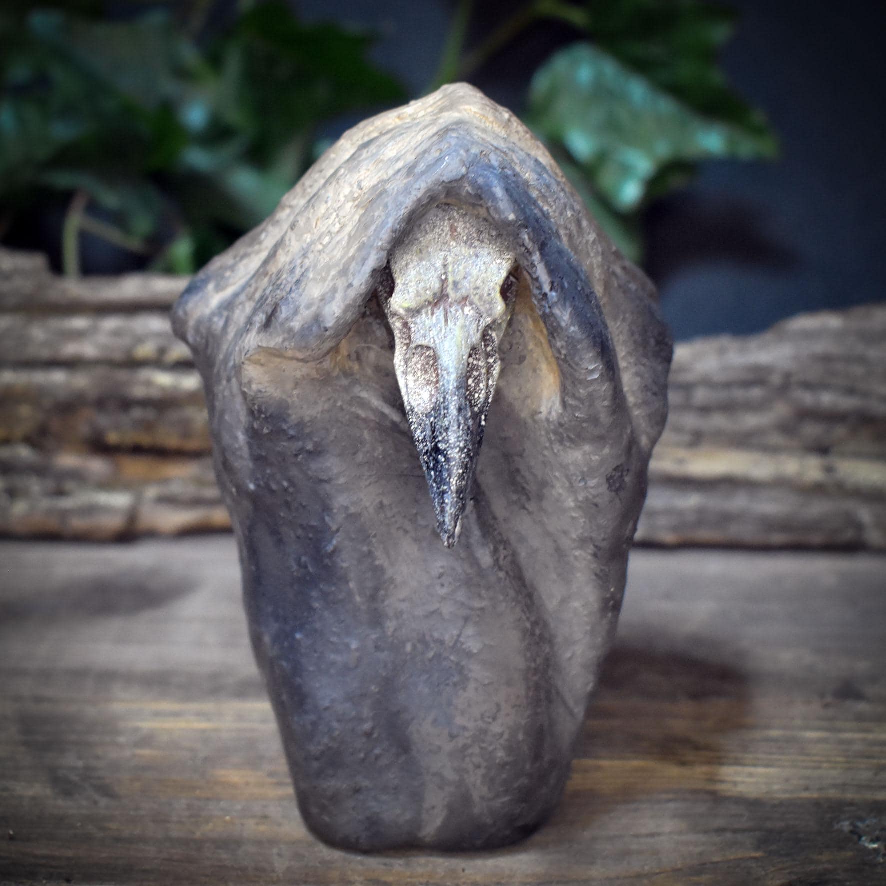 Rabe Skulptur Keramik | Rabenschädel Figur im Umhang | Spirituelle Deko Altar Schamane Odin Morrigan Krafttier 890g SKU306