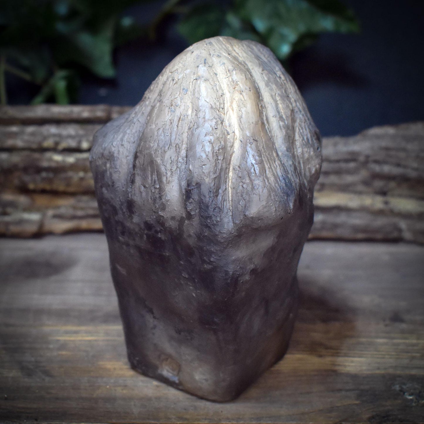 Rabe Skulptur Keramik | Rabenschädel Figur im Umhang | Spirituelle Deko Altar Schamane Odin Morrigan Krafttier 890g SKU306