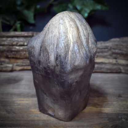 Rabe Skulptur Keramik | Rabenschädel Figur im Umhang | Spirituelle Deko Altar Schamane Odin Morrigan Krafttier 890g SKU306