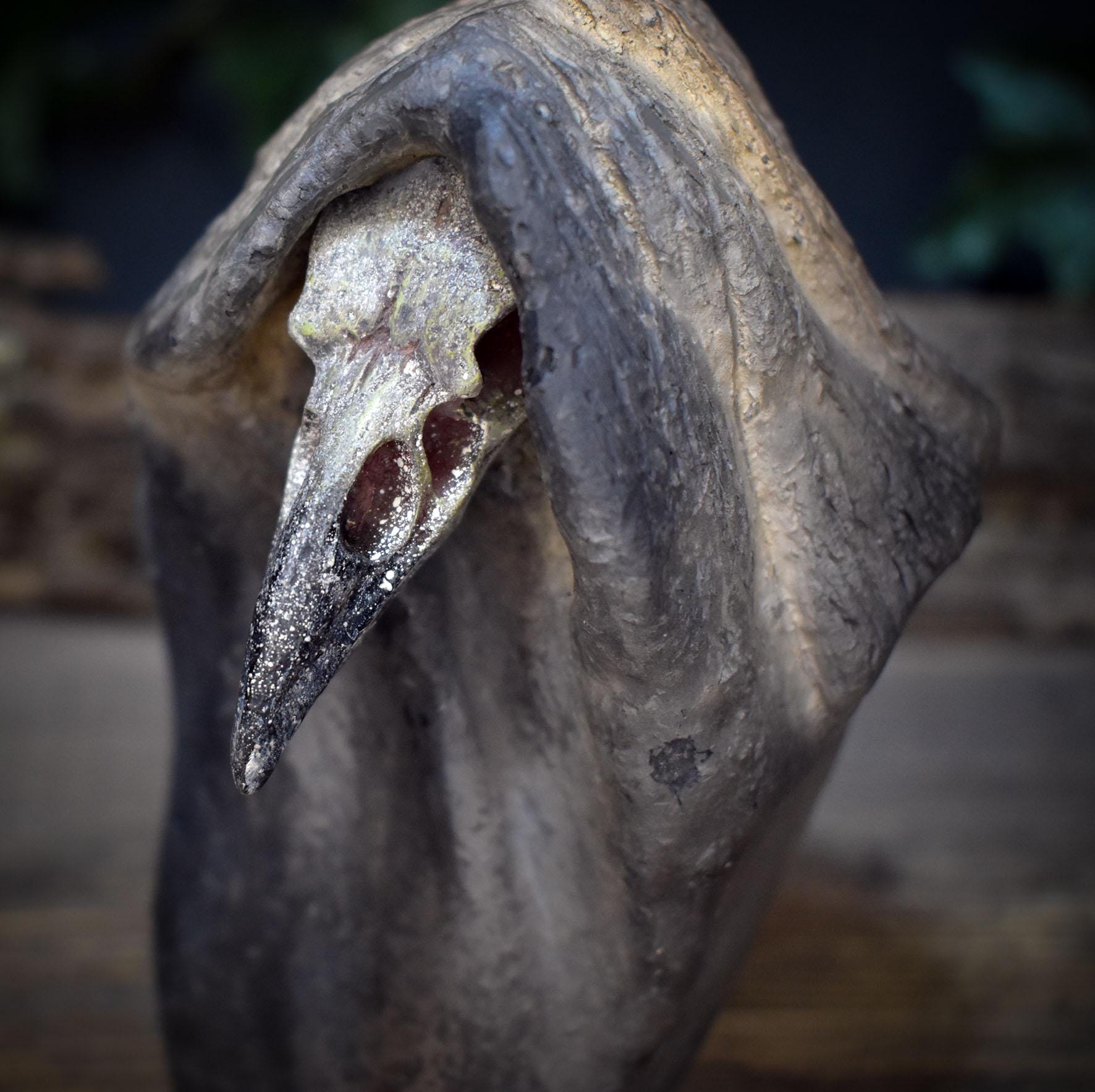 Rabe Skulptur Keramik | Rabenschädel Figur im Umhang | Spirituelle Deko Altar Schamane Odin Morrigan Krafttier 890g SKU306
