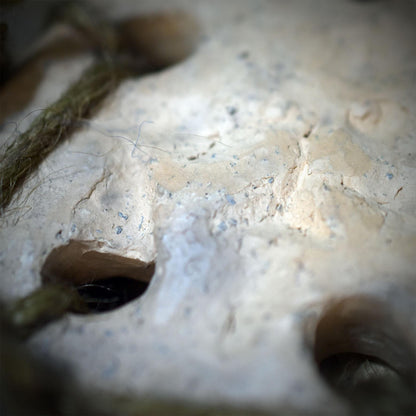 Wegzeichen Wandbehang aus Ton – Archaisches Hängeobjekt Rauchbrand – Spirituelle Natur-Deko mit Feder, Holz, Muschel & Samen HEX044