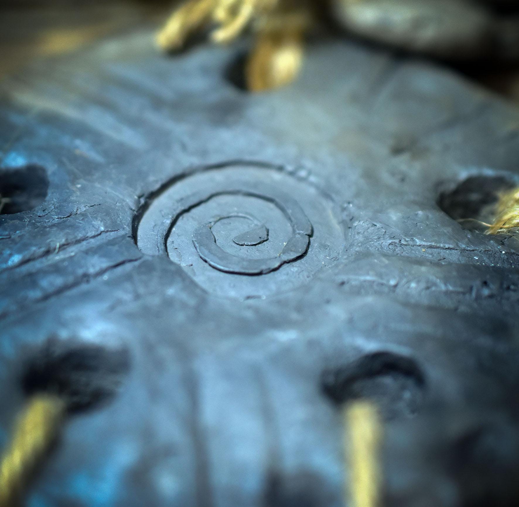 Wegzeichen Wandbehang aus Ton – Archaisches Hängeobjekt Rauchbrand – Spirituelle Natur-Deko mit Feder, Holz, Muschel & Samen HEX044