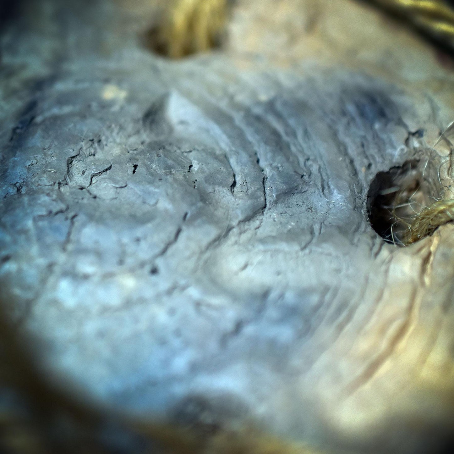 Wegzeichen Wandbehang aus Ton – Archaisches Hängeobjekt Rauchbrand – Spirituelle Natur-Deko mit Feder, Holz, Muschel & Samen HEX044