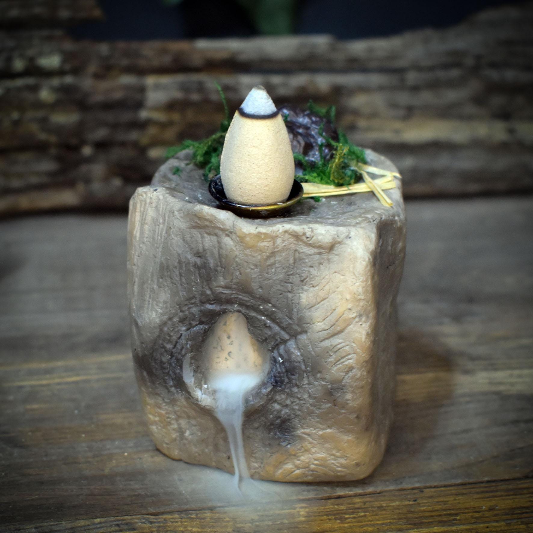 Rückfluss Räuchergefäß aus Rauchbrandton mit Fossil – Wasserfall Räucherkerzen Halter Holzstruktur & Moos – Spirituelle Altar Deko RÄH072