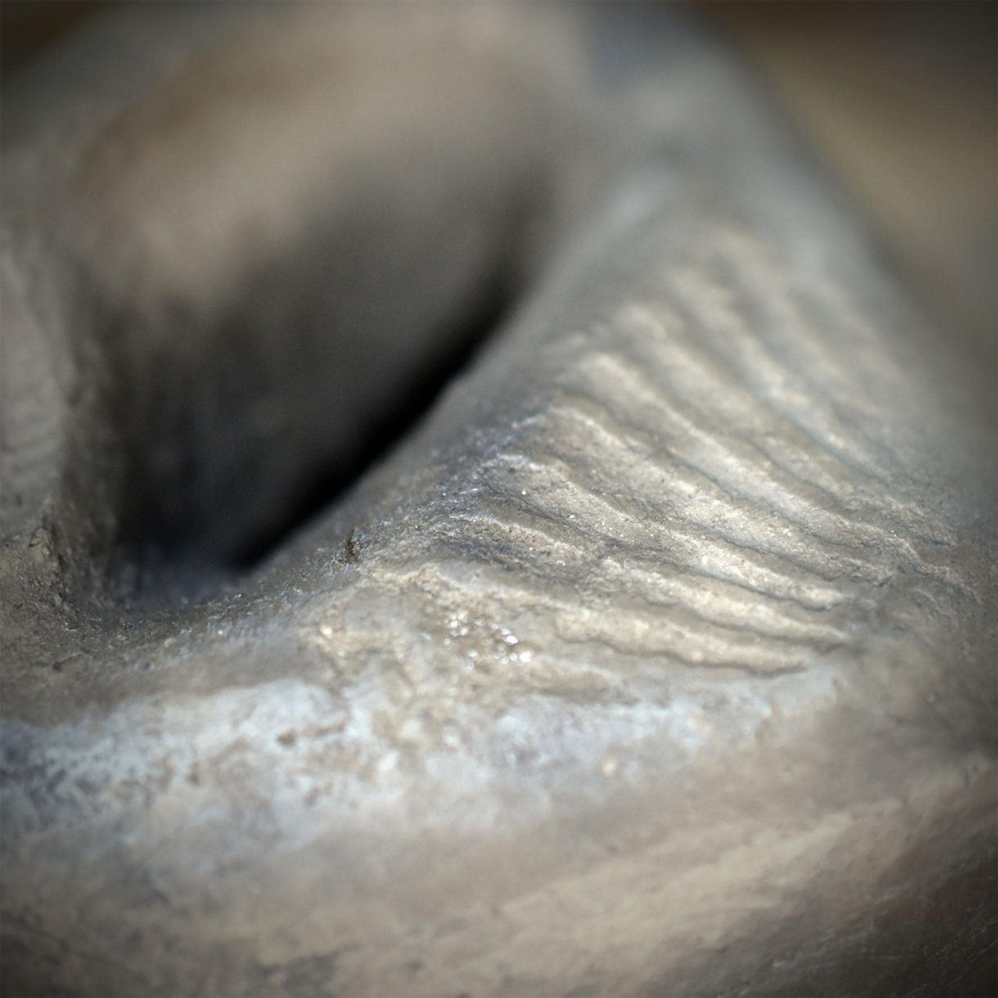 Gefäß für letzte Worte aus Ton – Archaische Grabbeigabe mit Ammonit – Spirituelles Erinnerungsgefäß & Schutzobjekt handgeformt AEP013