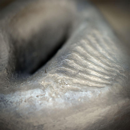 Gefäß für letzte Worte aus Ton – Archaische Grabbeigabe mit Ammonit – Spirituelles Erinnerungsgefäß & Schutzobjekt handgeformt AEP013