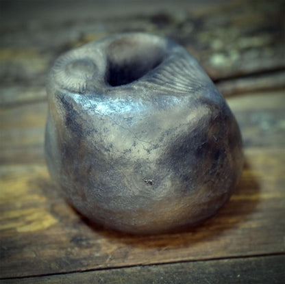 Gefäß für letzte Worte aus Ton – Archaische Grabbeigabe mit Ammonit – Spirituelles Erinnerungsgefäß & Schutzobjekt handgeformt AEP013