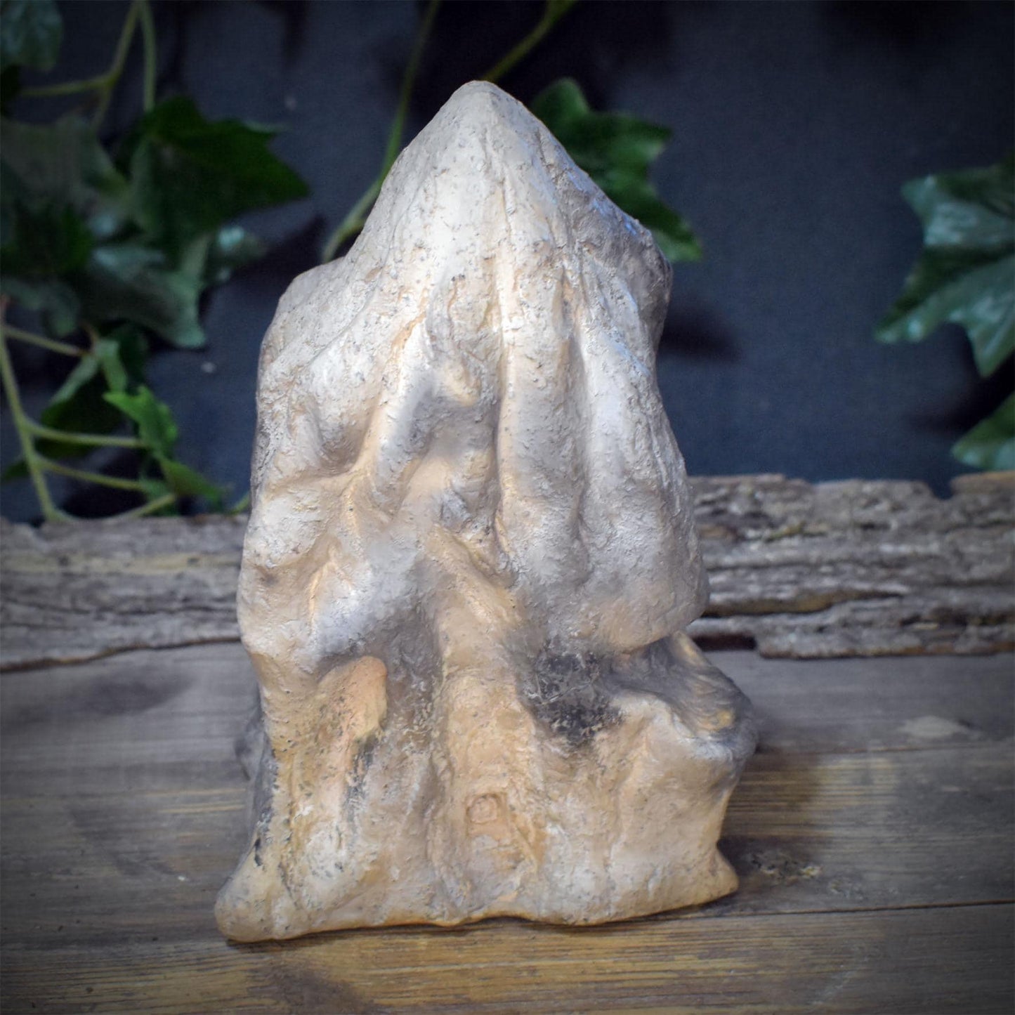 Frau Holle Skulptur Holda aus Ton – Archaische Göttin der Anderswelt – Spirituelle Altarfigur, Holunderblüte & Treppe zur Unterwelt SKU307