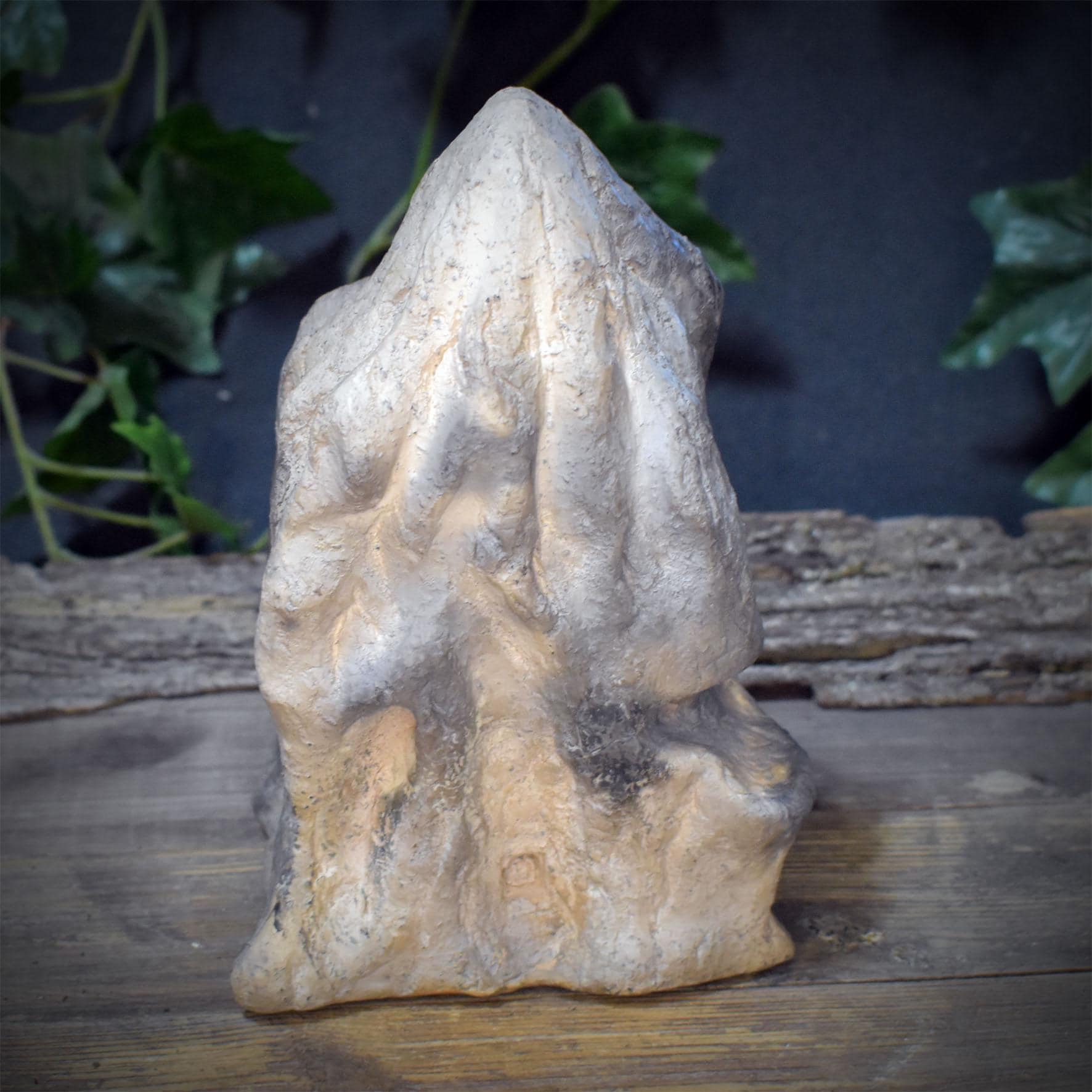 Frau Holle Skulptur Holda aus Ton – Archaische Göttin der Anderswelt – Spirituelle Altarfigur, Holunderblüte & Treppe zur Unterwelt SKU307