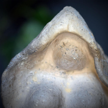 Frau Holle Skulptur Holda aus Ton – Archaische Göttin der Anderswelt – Spirituelle Altarfigur, Holunderblüte & Treppe zur Unterwelt SKU307