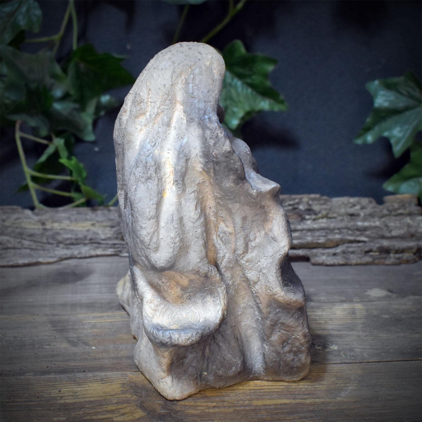 Frau Holle Skulptur Holda aus Ton – Archaische Göttin der Anderswelt – Spirituelle Altarfigur, Holunderblüte & Treppe zur Unterwelt SKU307