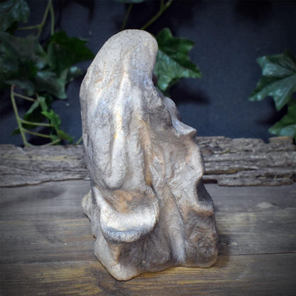 Frau Holle Skulptur Holda aus Ton – Archaische Göttin der Anderswelt – Spirituelle Altarfigur, Holunderblüte & Treppe zur Unterwelt SKU307