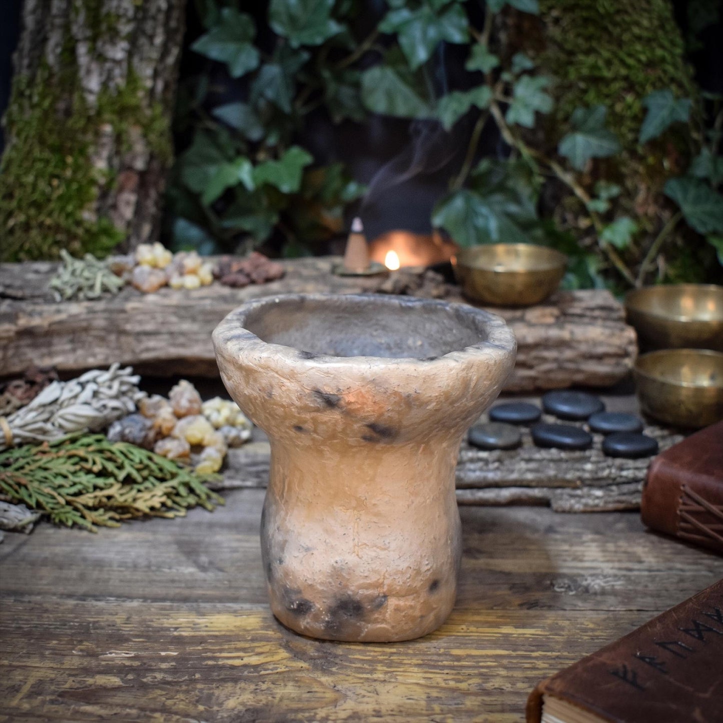 Räucherkelch aus Ton – Archaische Räucherschale mit Ammonit Relief – Spirituelles Gefäß für Harze & Kräuter, Rauchbrand Keramik 1,1kg RÄG095