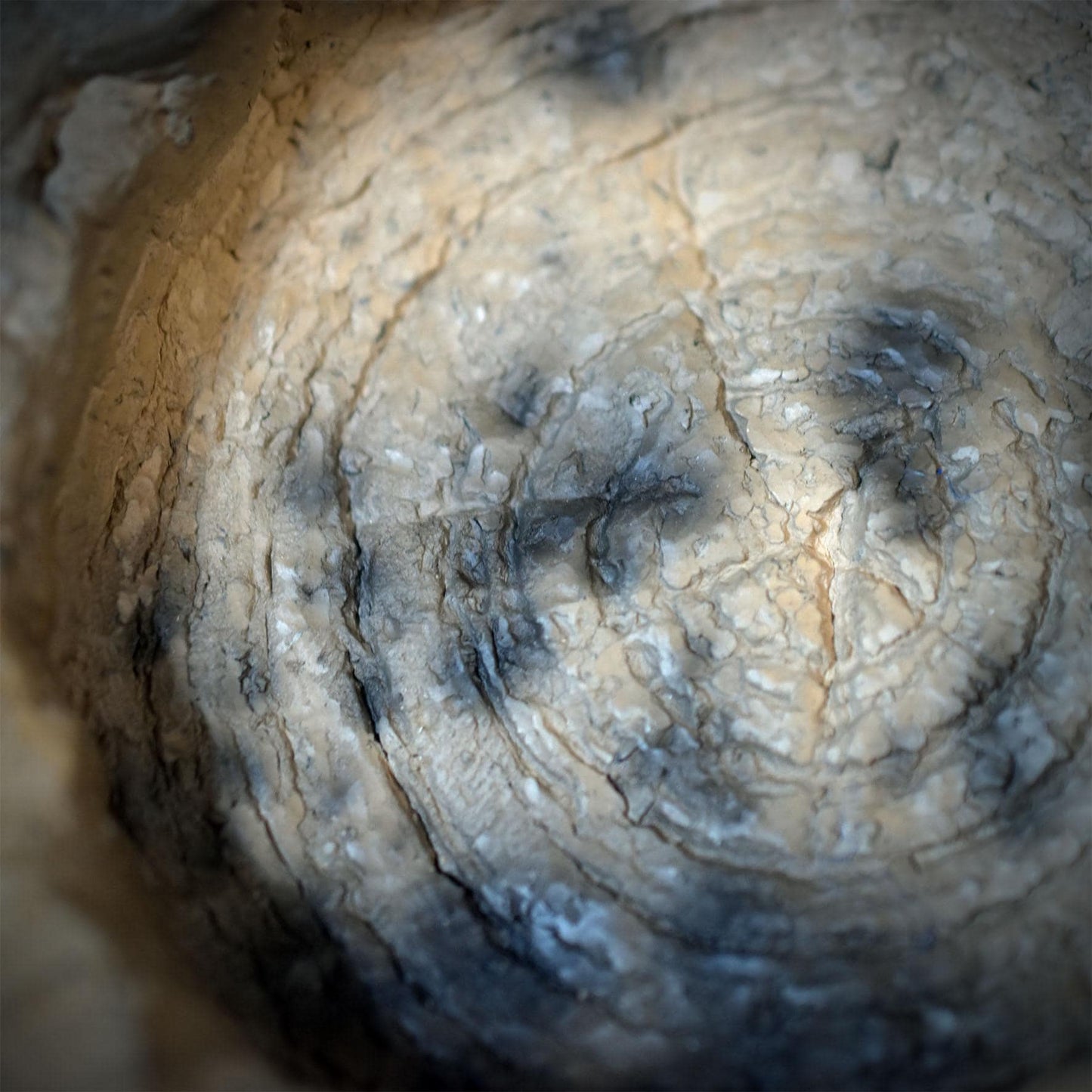 Räucherschale aus Ton – Archaische Keramik Schale für Räucherkegel & Harze – Spirituelle Altar Deko handgeformt, Rauchbrand 185g RÄG096