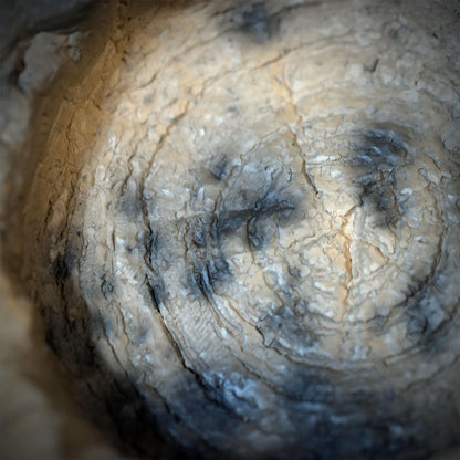 Räucherschale aus Ton – Archaische Keramik Schale für Räucherkegel & Harze – Spirituelle Altar Deko handgeformt, Rauchbrand 185g RÄG096