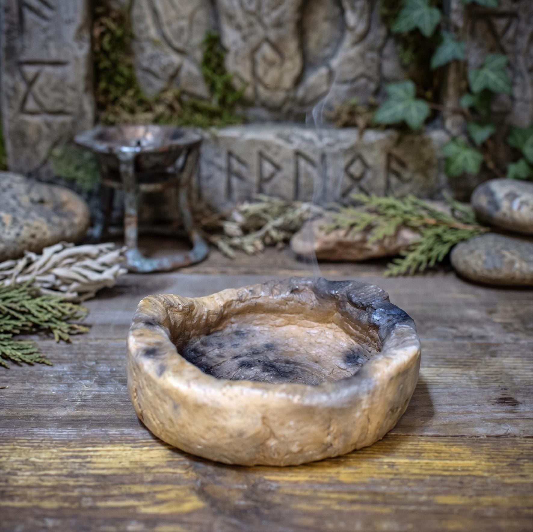 Räucherschale aus Ton – Archaische Keramik Schale für Räucherkegel & Harze – Spirituelle Altar Deko handgeformt, Rauchbrand 185g RÄG096