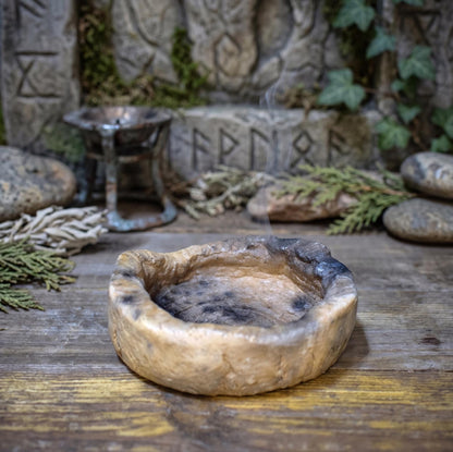 Räucherschale aus Ton – Archaische Keramik Schale für Räucherkegel & Harze – Spirituelle Altar Deko handgeformt, Rauchbrand 185g RÄG096